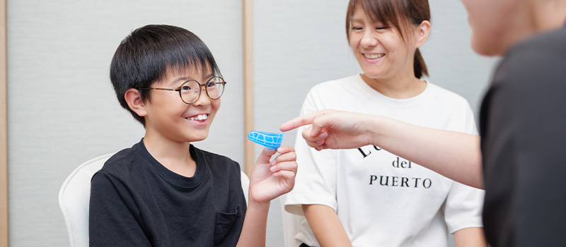 親子でカウンセリングを受ける様子